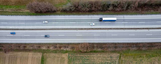 Een snelweg van bovenaf met een vrachtwagen