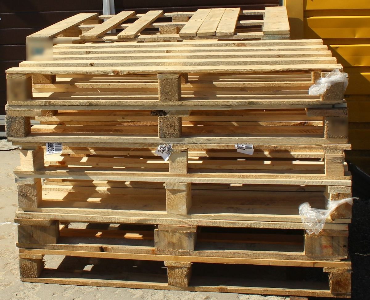 Een stapel houten pallets in de zon